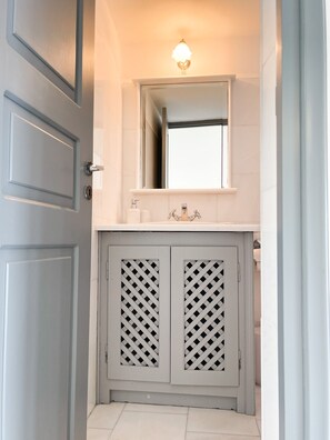 Ducha, secador de pelo, toallas y jabón