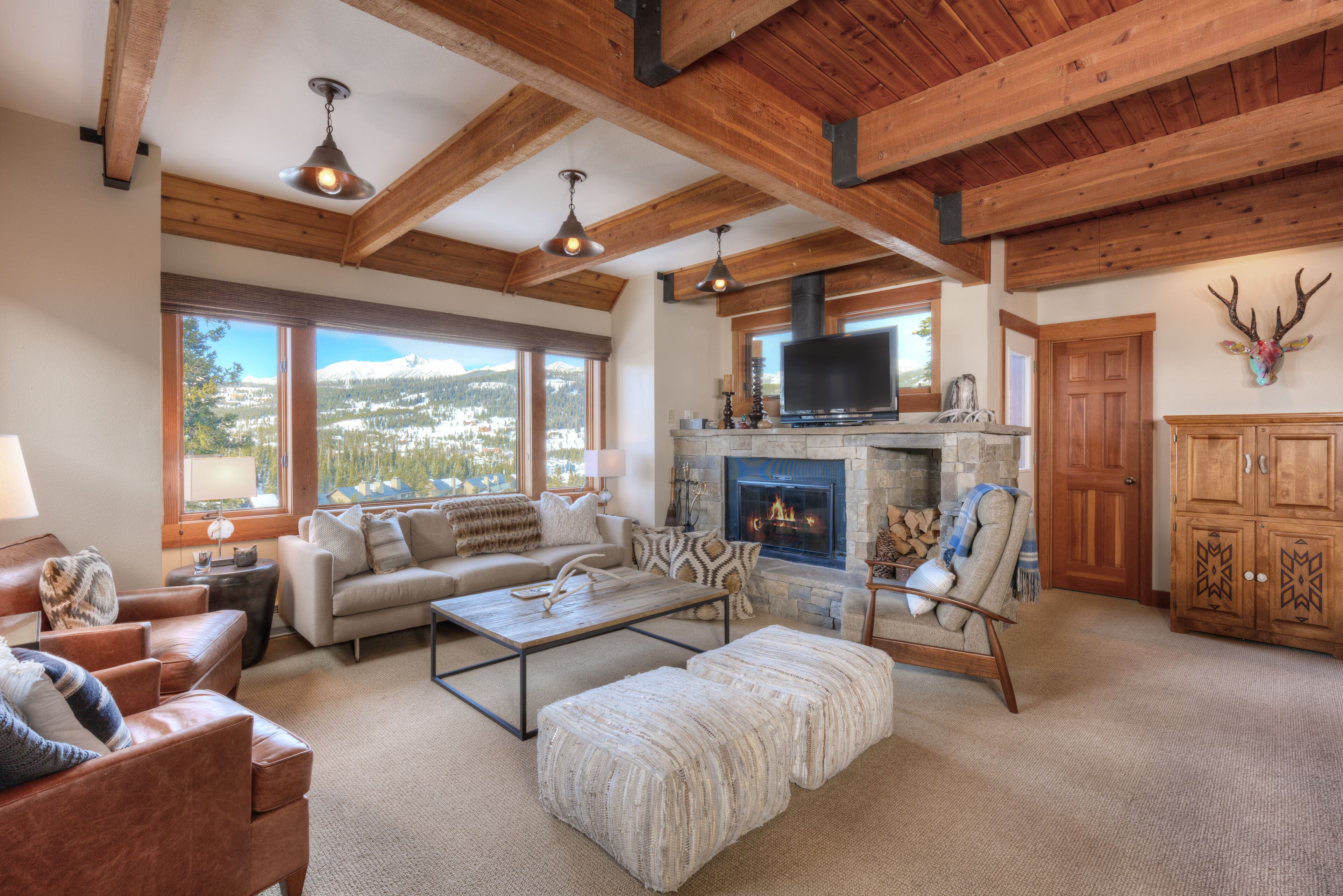 Chalet with Newly Build Wrap-Around Deck & Hot Tub