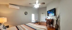 1 bedroom, free WiFi, bed sheets - #11 The Paradise  in-law Suite by Joyful Moments (Tampa)
