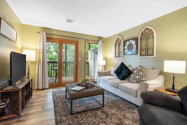 Condo, varias camas, cocina | Área de sala de estar