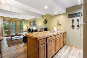 Condo, varias camas, cocina | Cocina privada | Cafetera y tetera 