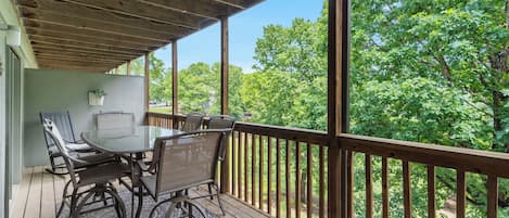 Condo, varias camas, cocina | Restaurante al aire libre