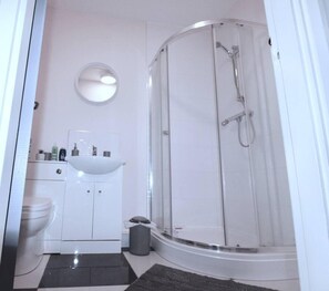 Apartemen, Beberapa Tempat Tidur | Kamar mandi | Shower dan handuk