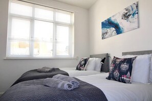 Apartment, Mehrere Betten | 3 Schlafzimmer, Bügeleisen/Bügelbrett, kostenloses WLAN, Bettwäsche