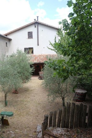 Property grounds - Analogic Tour - Apartments in the Village - Ground Floor (Fossato di Vico)