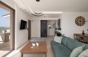 Smart-TV, Videospiele, Tischtennisplatte, Stereoanlage