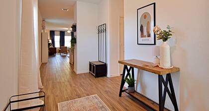 Long-term Stays Family-friendly Communal Pool!