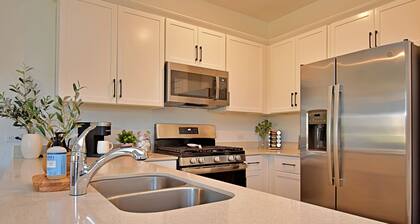 Long-term Stays Family-friendly Communal Pool!