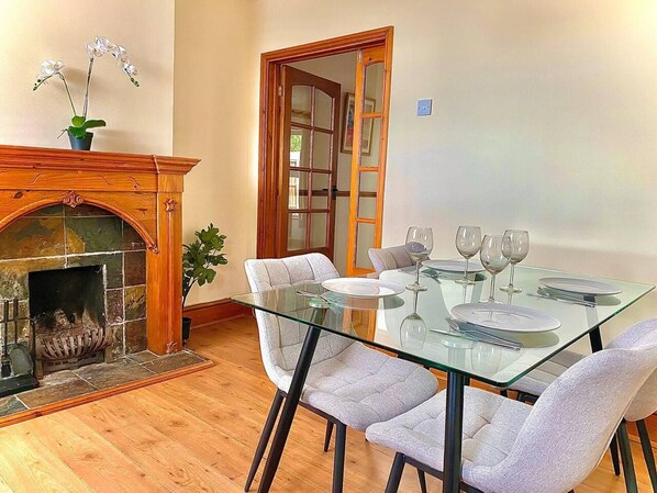 Talo, useita sänkyjä | Yksityinen keittiö | Jääkaappi, mikroaaltouuni, uuni, liesi