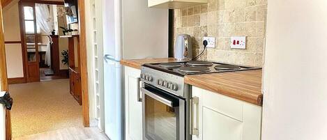 House, Multiple Beds | Private kitchen | Fridge, microwave, oven, stovetop