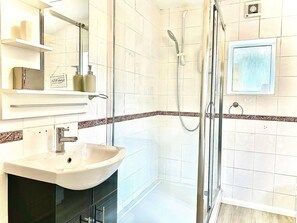 Ferienhaus, Mehrere Betten | Badezimmer | Badewanne und Dusche (separat), Komfortbadewanne, Handtücher, Shampoo