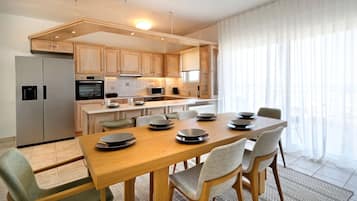 Vila superluxo, 4 quartos, sacada, vista para o mar | Sala de jantar