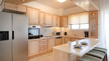 Vila superluxo, 4 quartos, sacada, vista para o mar | Cozinha privada | Geladeira grande, micro-ondas, fogão, cooktop
