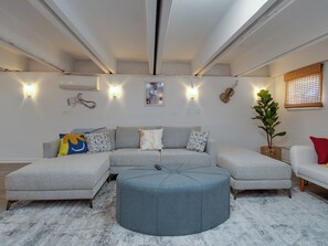 House, 1 King Bed with Sofa bed, Fireplace | Interior - Hillwood Retro (Nashville)