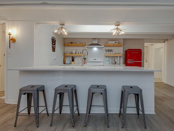 House, 1 King Bed with Sofa bed, Fireplace | Private kitchen | Fridge, microwave, oven, stovetop - Hillwood Retro (Nashville)