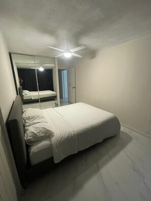 2 bedrooms, WiFi - Spacious +7 Guest Beachfront Unit (Southport)