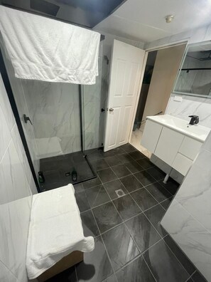 Combined shower/tub - Spacious +7 Guest Beachfront Unit (Southport)