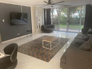 Living area - Spacious +7 Guest Beachfront Unit (Southport)