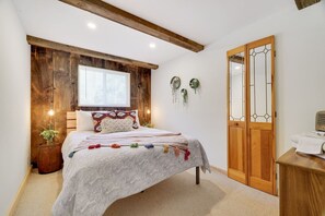 1 habitación, escritorio, tabla de planchar con plancha y wifi