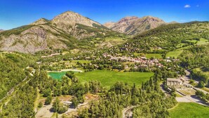 Un paysage montagneux avec un village niché au fond d’une vallée.