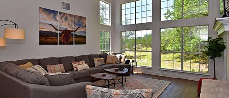 Maison, plusieurs lits, cuisine, vue jardin | Salle de séjour | Télévision