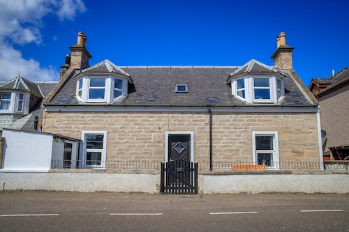 Cosy Cottage 2 minutes from the Beach! Free Parking. Pets welcome.