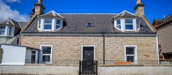 Cosy Cottage 2 minutes from the Beach! Free Parking. Pets welcome.