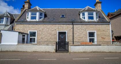 Cosy Cottage 2 minutes from the Beach! Free Parking. Pets welcome.