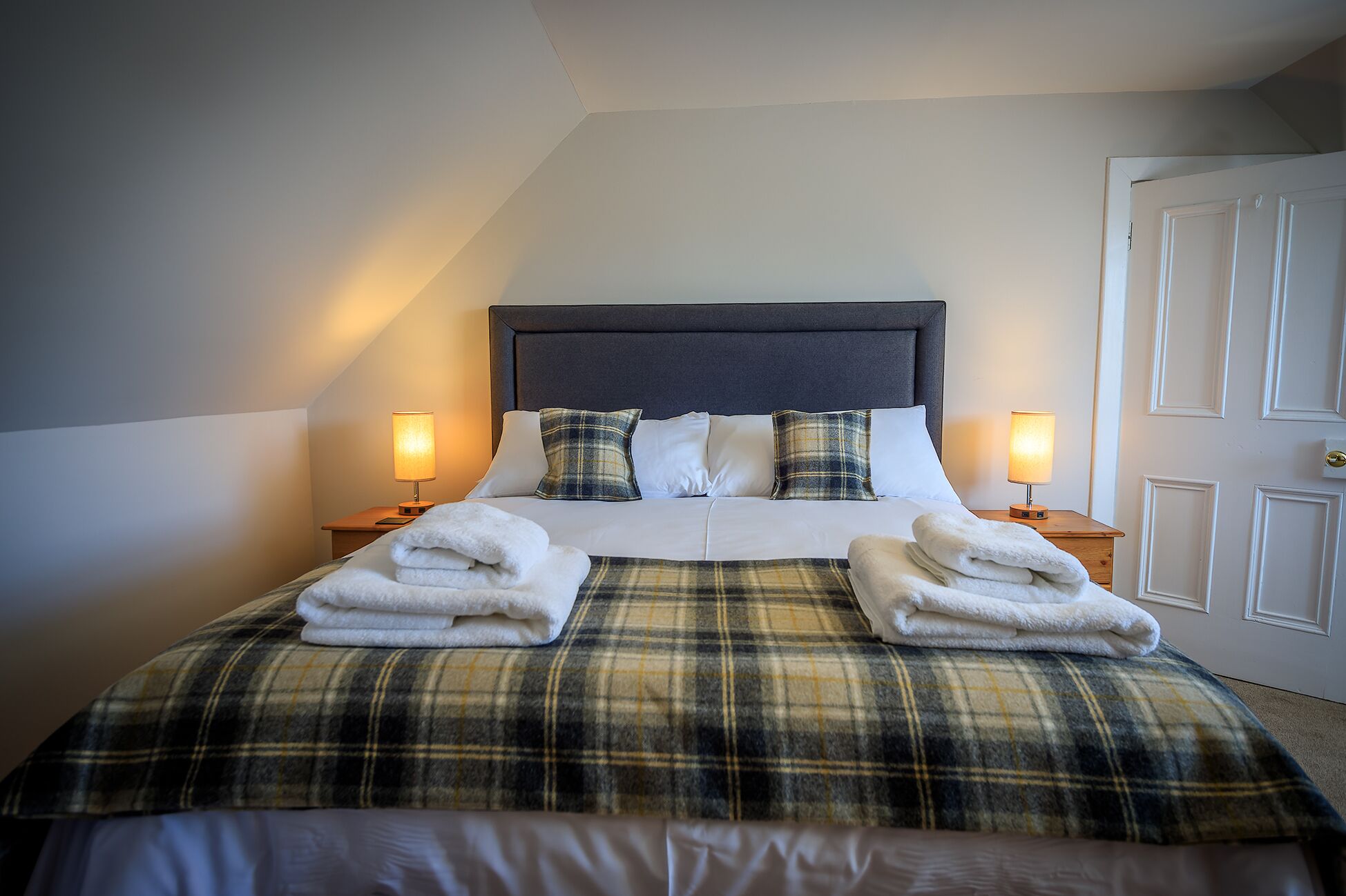 2 bedrooms, desk, iron/ironing board, travel crib