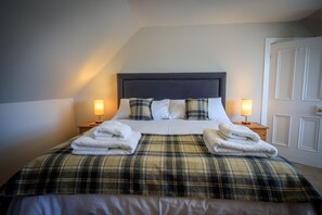 2 عدّة غرف نوم ومكتب ومكواة/لوح كي وسرير سفر