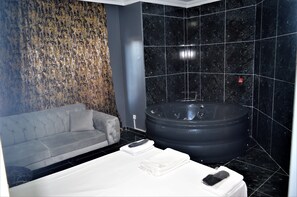 ロマンティック ルーム | 高級寝具、デスク、ノートパソコン用作業スペース、遮光カーテン