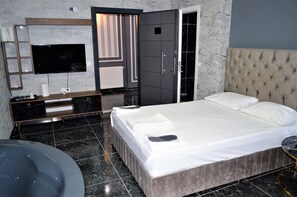 ロマンティック ルーム | 高級寝具、デスク、ノートパソコン用作業スペース、遮光カーテン