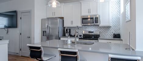 Huoneisto, useita sänkyjä, keittiö | Yksityinen keittiö | Jääkaappi, mikroaaltouuni, uuni, liesi