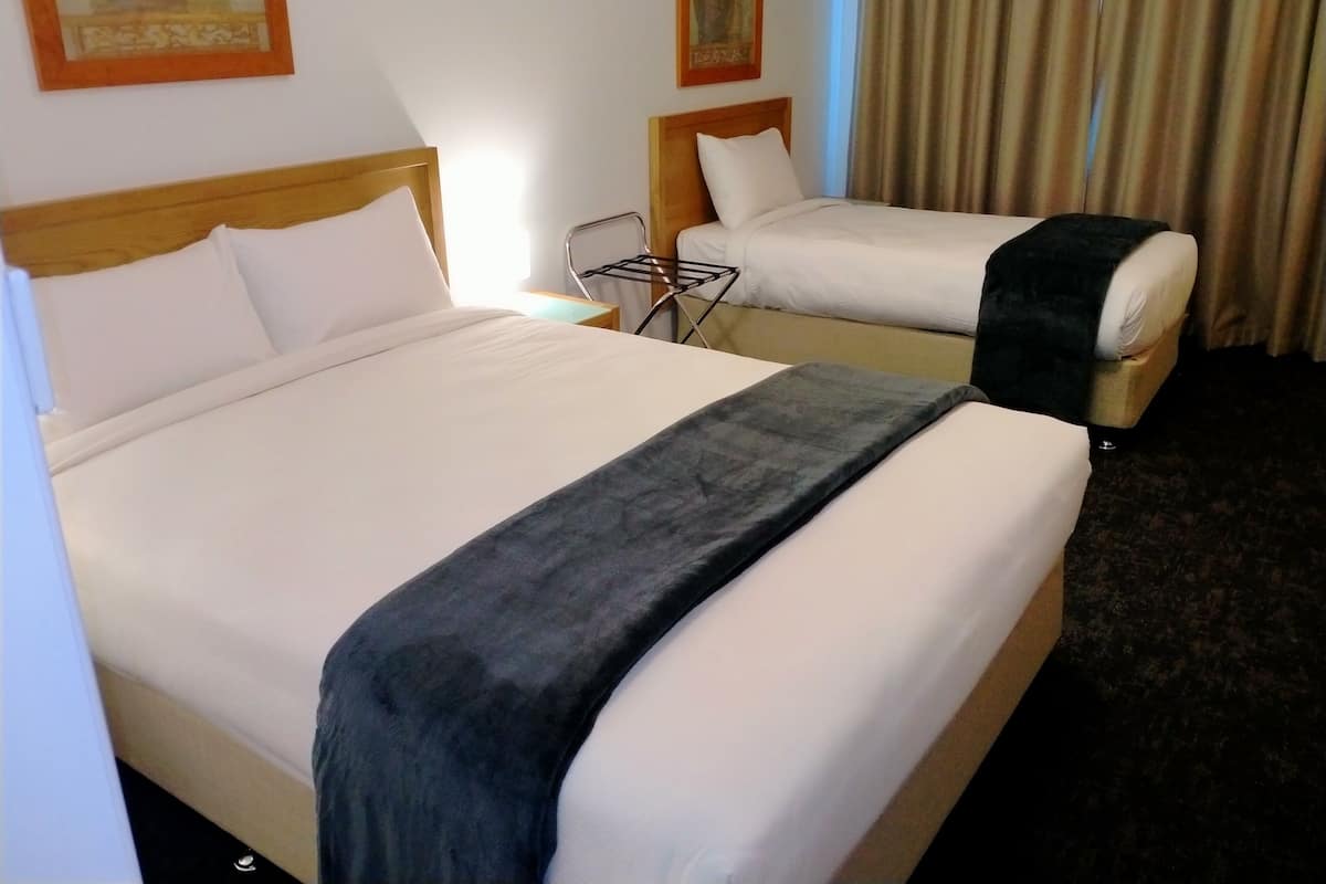Kamar Double atau Twin Eksekutif | Meja kerja, ruang kerja ramah laptop, dan setrika/meja setrika