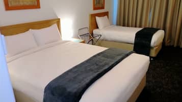 Habitación ejecutiva con 1 cama matrimonial o 2 individuales | Escritorio y espacio para trabajar con laptop