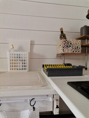 Réfrigérateur, micro-ondes, plaque de cuisson, cafetière/bouilloire