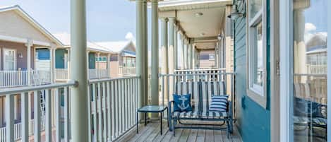 Maison, plusieurs lits, balcon, vue piscine | Vue de la chambre
