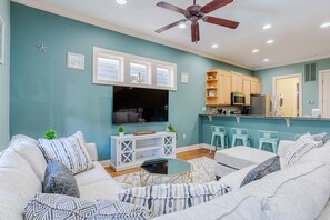 獨棟房屋, 多張床, 陽台, 泳池景觀 | 客廳 | 40-吋電視,提供數位頻道