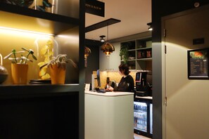 Reception - The Bee Hostel (Amsterdam)