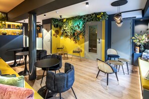 Lobby sitting area - The Bee Hostel (Amsterdam)