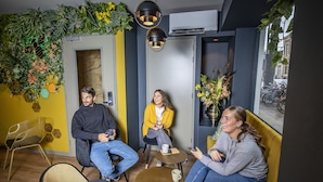 Un espace intérieur moderne, aménagé avec des sièges, une table basse et des plantes décoratives.