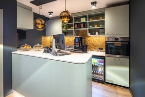 Breakfast area - The Bee Hostel (Amsterdam)