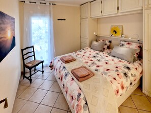 2 habitaciones, escritorio y tabla de planchar con plancha