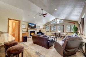 Huis, meerdere bedden, hot tub, uitzicht op bergen (Cold Creek Chalet) | Woonruimte | Een 42-inch flatscreentelevisie met digitale zenders en een open haard