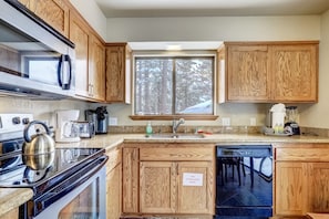 House, Multiple Beds, Hot Tub, Mountain View (Cold Creek Chalet) | Private kitchen | Fridge, microwave, oven, stovetop