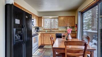 House, Multiple Beds, Hot Tub, Mountain View (Cold Creek Chalet) | Private kitchen | Fridge, microwave, oven, stovetop