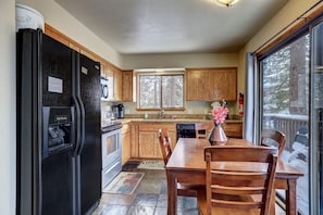 House, Multiple Beds, Hot Tub, Mountain View (Cold Creek Chalet) | Private kitchen | Fridge, microwave, oven, stovetop