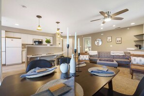 Apartment, Mehrere Betten, Balkon (Rocky Shore Tranquility) | Wohnbereich | 42-Zoll-Flachbildfernseher mit Digitalempfang