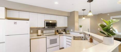 شقة - عدة أسرّة - بشرفة (Rocky Shore Tranquility) | مطبخ خاص | ماكينة لصنع القهوة/الشاي