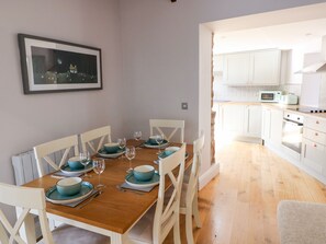 Stuga | Eget kök | Kylskåp, diskmaskin, vattenkokare och brödrost